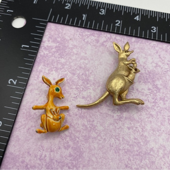 Kangaroo Brooch Pair AVON Vintage Goldtone - Picture 2 of 9